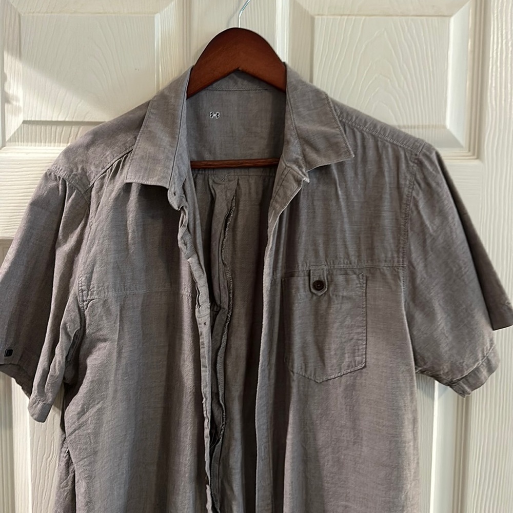 Under Armour Size Medium Shirt